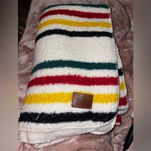 Pendleton Sherpa blanket. White w/ stripe colors black, yellow, red, green.